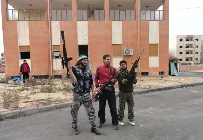 לוחמי "הצבא הסורי החופשי", הזבוע בשכונת אל-ביאדה בחומס