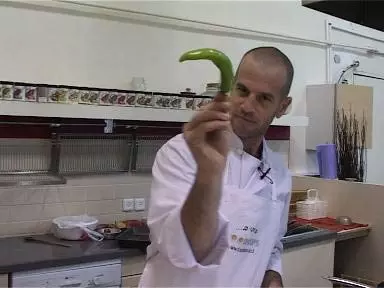 ערן ירוחם מנפנף בפלפל ירוק חריף