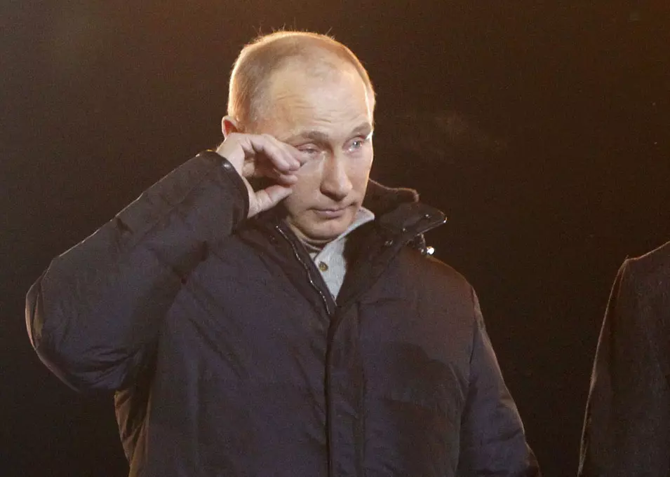 פוטין זכה בבחירות לנשיאות - ופרץ בדמעות
