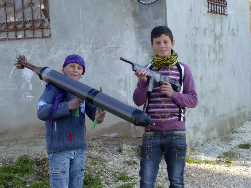 ילדים עם נשק מאולתר בהפגנה סמוך לחומס. הצלב האדום לא קיבל גישה מלאה לשכונות