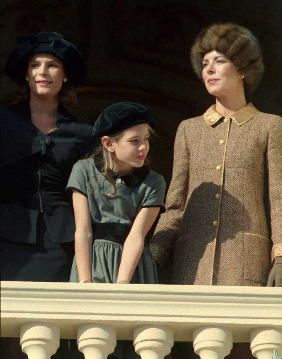 הנסיכה קרוליין ממונקו, אחותה הנסיכה סטפני (משמאל) ובתה שרלוט על מרפסת ארמון המלוכה במונקו ביום הלאומי של מונקו, 19 נובמבר 1996