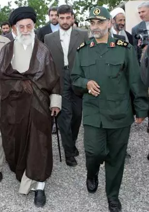 סולימאני ופטרונו, המנהיג העליון של אירן, עלי חמינאי
