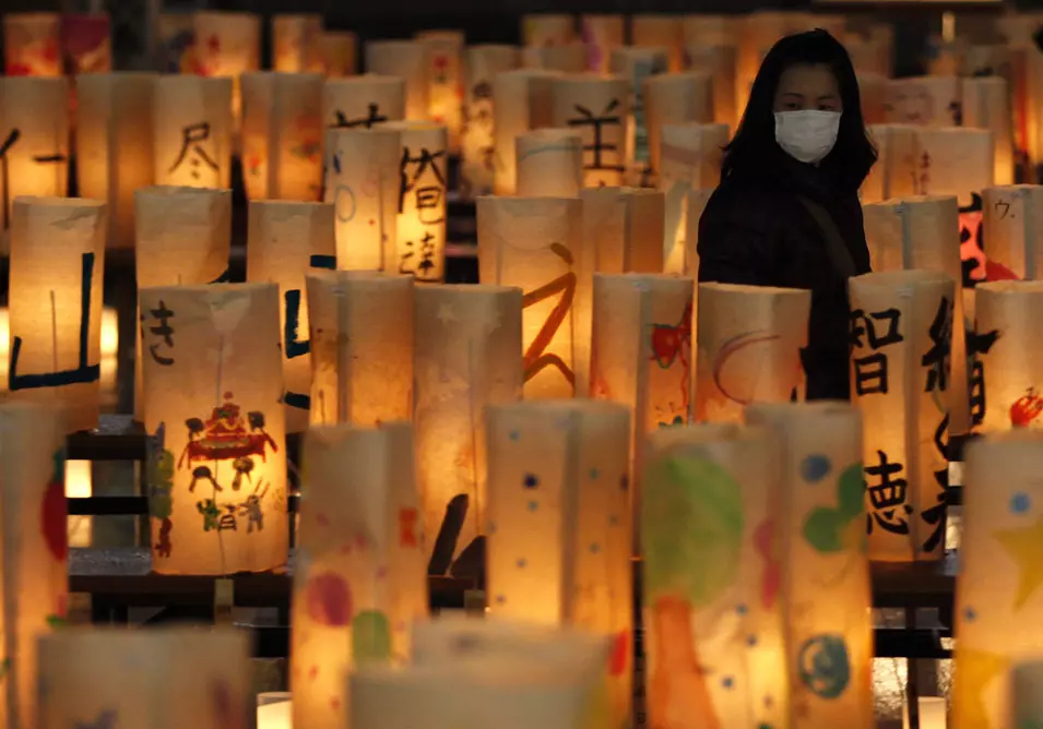 נרות לזכר הנספים, היום בעיר קוריאמה שבמחוז פוקושימה