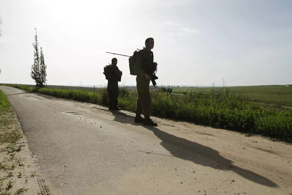 חיילים מחפשים אחר מיקום נפילת רקטה ליד קיבוץ ניר עם, סמוך לאשקלון. מרץ, 2012