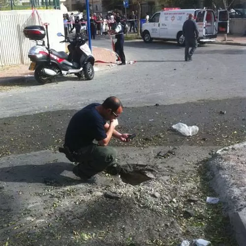 140 רקטות ביומיים. רקטה שפגעה בשכונה בבאר שבע