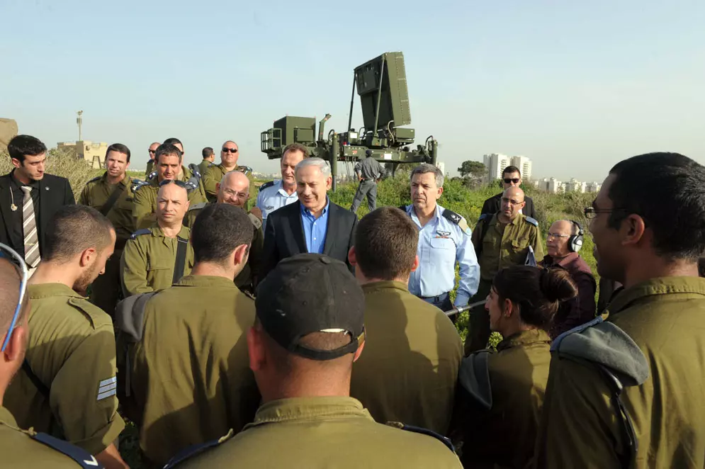 אמהות ואבות, אינם חיילים. רבים מהם היו כאלה, אבל אלו שהיו איתם בתקופת הצבא, היו חבריהם לנשק. לא הילדים שלהם. נתניהו בסיור באזור סוללת כיפת ברזל בדרום