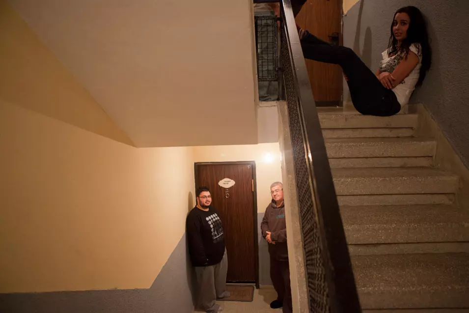 שתי רקטות גראד נורו לעבר באר שבע. תושבים מחכים בחדר מדרגות בעת אזעקה