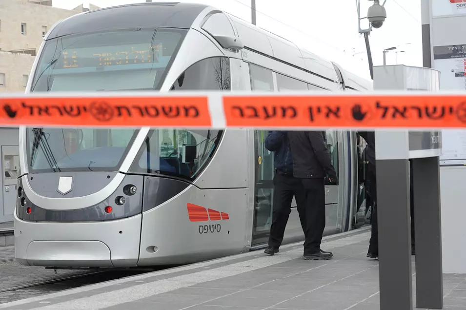 אחד החשודים בתקיפה נמלט מהמקום. תחנה של הרכבת הקלה בירושלים