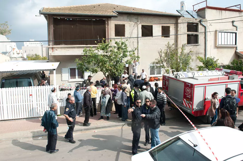 מבנה ישן שהתגוררו בו בצפיפות. זירת השריפה ברחובות