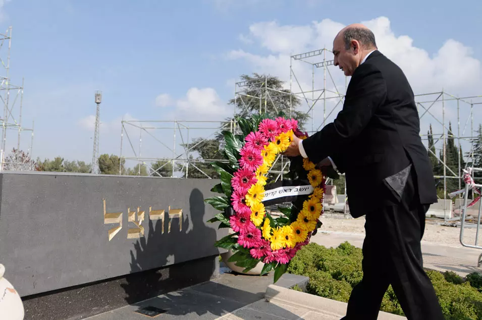 רוצה להיות "המבוגר האחראי שיפקח על הממשלה" בנושא האירני. מופז בקברו של הרצל, היום