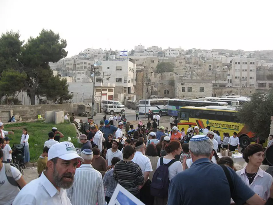 "לאפשר ליהודים לחזור לבתים השייכים לקהילה היהודית".