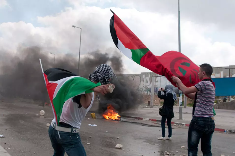 עימותים בין כוחות הביטחון למפגינים פלסטינים במחסום קלנדיה