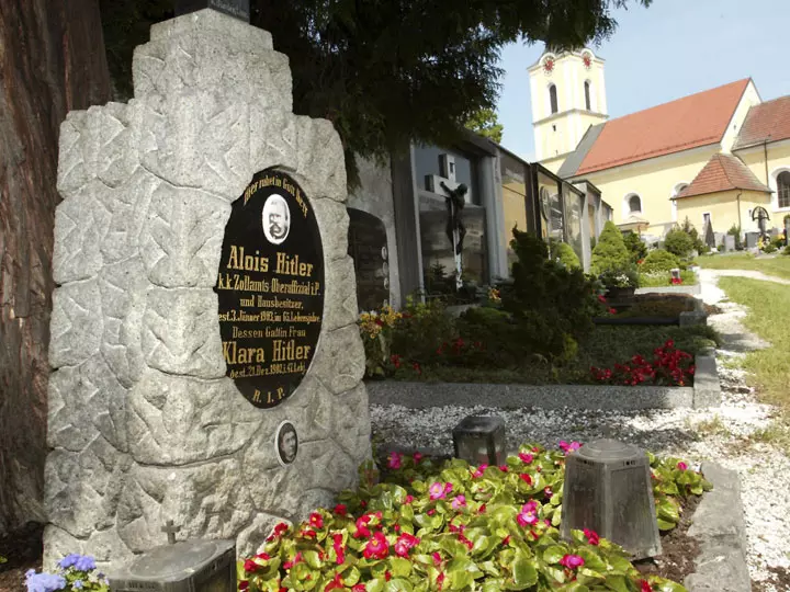 נאו נאצים גרמנים ערכו טקסי זיכרון במקום. מצבת הקבר באוסטריה