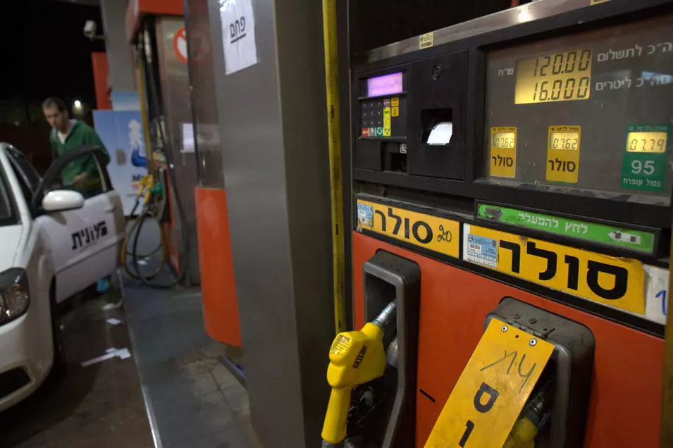בסה"כ מהווה כעת מרכיב המס שיעור של 51% ממחיר הדלק