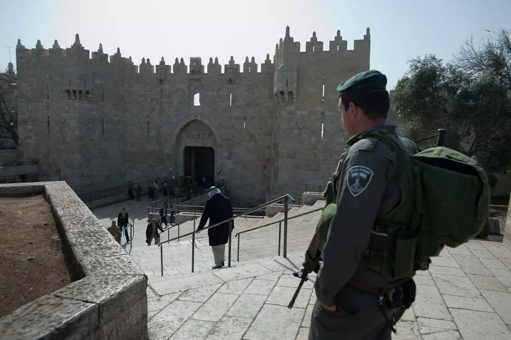 השוטר נאשם גם כי לא דיווח על ירי באוויר שביצע במהלך הפשיטה.