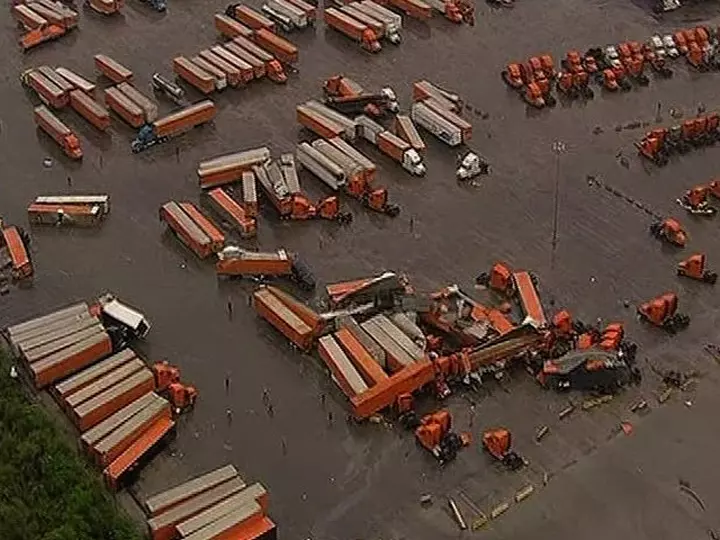 משאיות-טריילר התפרקו והושלכו לגובה של 15-30 מטרים