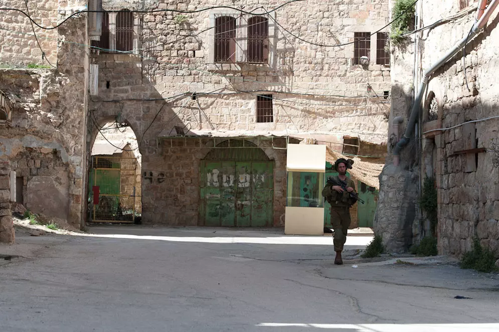 "חומרת הנסיבות" באה לידי ביטוי בין היתר ב"סכנת החיים שבה העמידה המרמה את בעלי הבתים והמעורבים התמימים שנחשדו על ידי שכניהם במכירת קרקעות ליהודים"