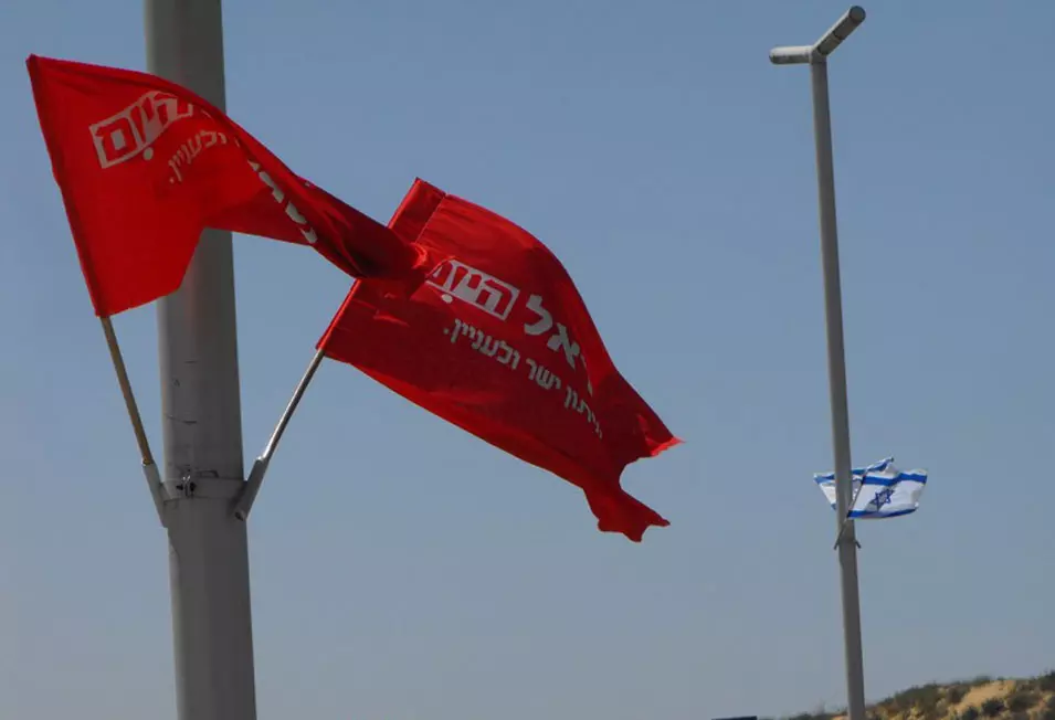 היו אמורים להשאר עד אחרי החג. דגלי "ישראל היום"
