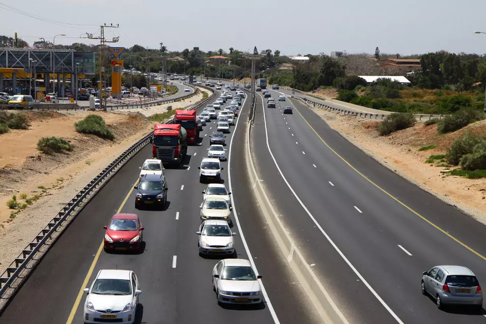 נתיב תחבורה ציבורית במקום שול. תרומתו תבחן במשך ששה חודשים