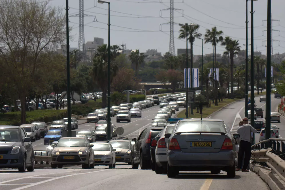 תובע 450 אלף שקל בגין הפסדי שכר והוצאות רפואיות