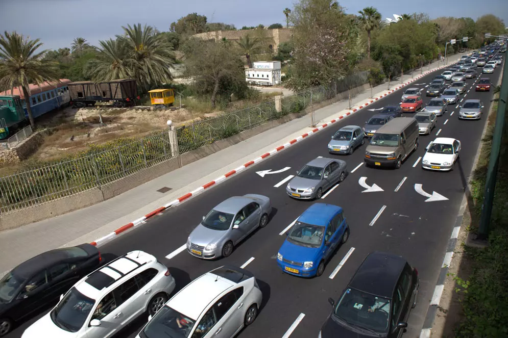 עומס תנועה בשדרות רוקח בתל אביב אחרי תאונת שרשרת. אפריל, 2011