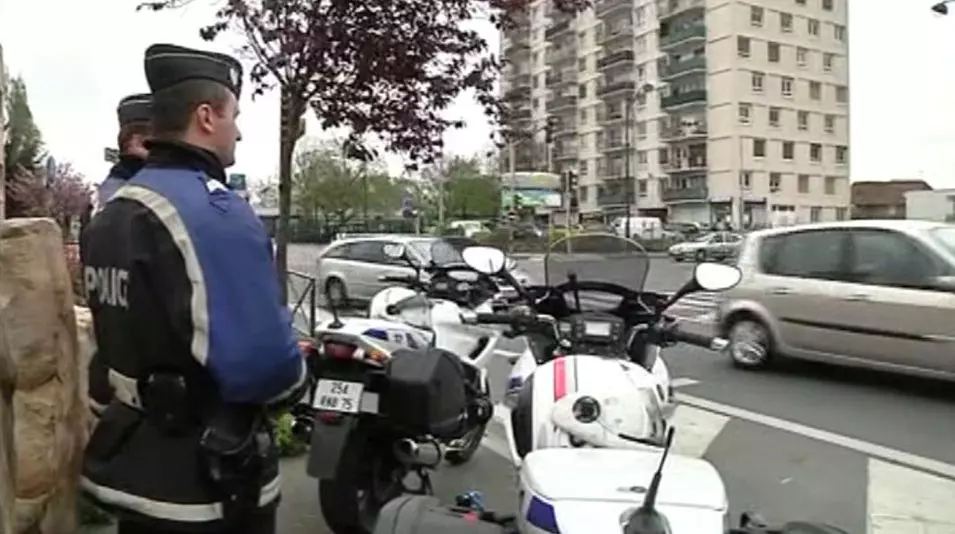 כוחות משטרה מפטרלים בפרברי פריז, באזור בו פועל הרוצח לפי החשד