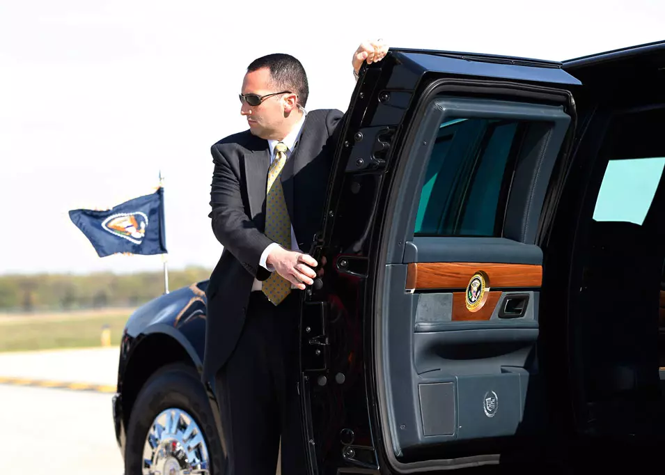 ארגון תחת ביקורת צולבת. מאבטח של "השירות החשאי" מחוץ למכוניתו של הנשיא אובמה, אתמול בדטרויט
