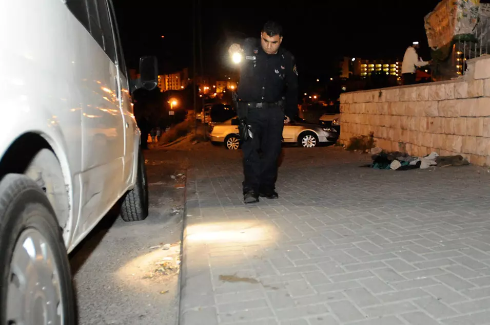 כוחות גדולים של משטרה ומשמר הגבול פתחו בסריקות לאיתור החשודים