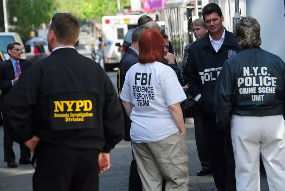 חוקרי הזיהוי הפלילי של ה-FBI ומשטרת ניו יורק