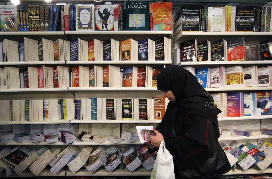 מוסלמית בחנות ספרים בפריז