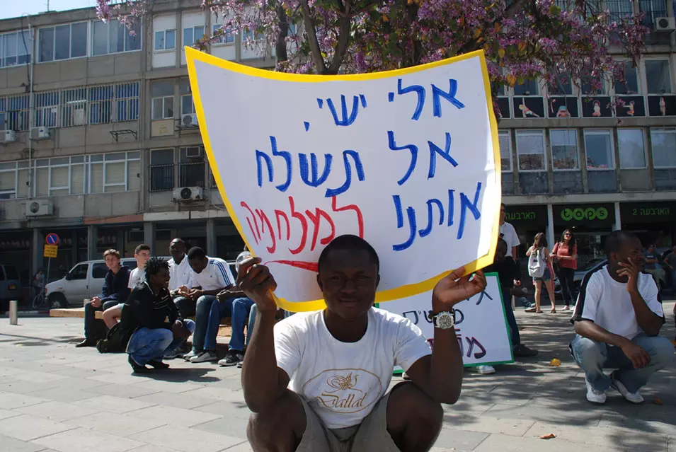 "אין דבר כזה שמישהו ייפגש עם שגריר מבלי שהמשרד מעודכן". הפגנת אזרחים זרים מחוף השנהב לפני כחודש