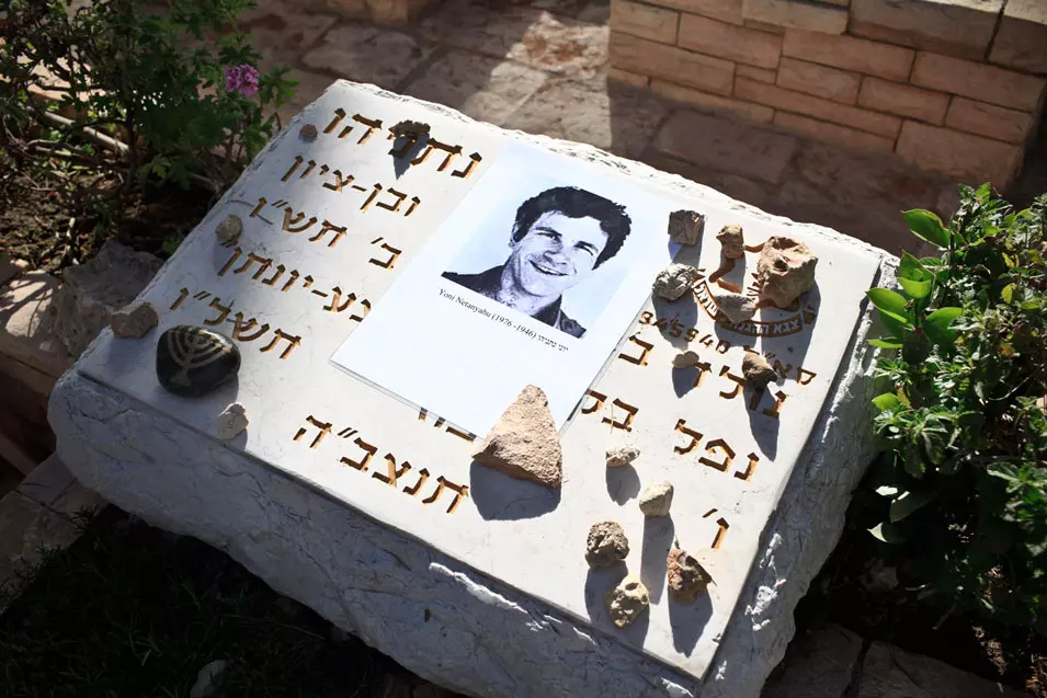 קברו של יוני נתניהו ז"ל בהר הרצל, אחיו של ראש הממשלה בנימין נתניהו, אפריל 2012
