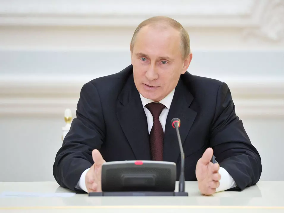 "בהתאם לנוהג הפוליטי המקובל כאן, הנשיא נמצא מעל המפלגות". פוטין מכריז על פרישה, היום