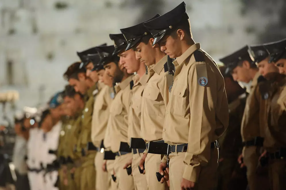 "החברה רואה את יום הזיכרון לחללי צה"ל כיום קדוש". חיילים בצפירה אמש בכותל