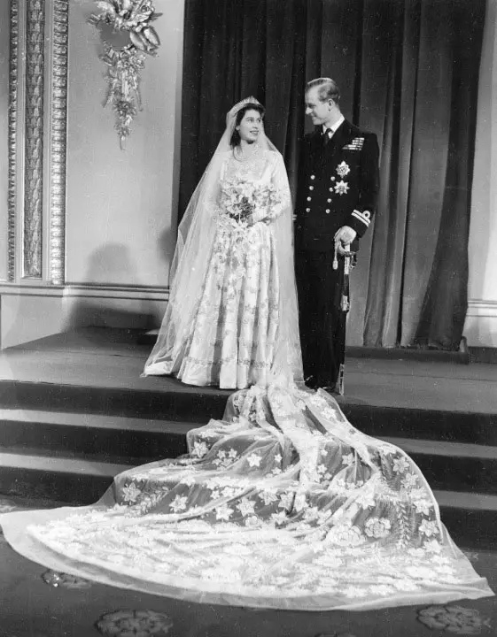 המלכה אליזבת השנייה (אז הנסיכה אליזבת) בארמון בקינגהאם לאחר טקס חתונתה לנסיך פיליפ, 20 נובמבר 1947