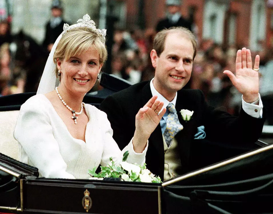 הנסיך אדווארד וסופי ריס ג'ונס בחתונתם, לונדון, 19 יוני 1999
