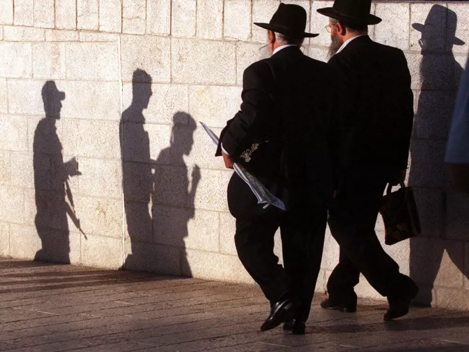 "בציבור החרדי מבינים שצריך להתמודד עם בנושא". גברים חרדים בירושלים