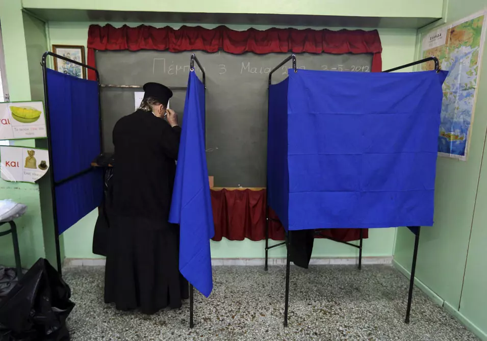 כומר אורתודוקסי מצביע, הבוקר באתונה