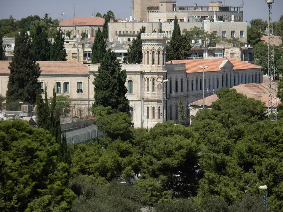 בכל שבת היינו מגיעים לכיכר לראות את ההצגה הכי טובה בעיר: לצפות בהפגנות אלפי החרדים נגד המכוניות המעטות שחלפו סמוך לשכונת מאה שערים