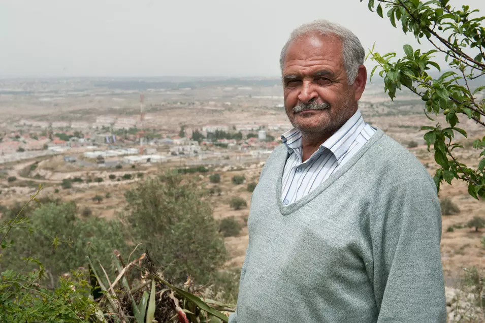 צופה בערוץ הכנסת. תחסין חאמד