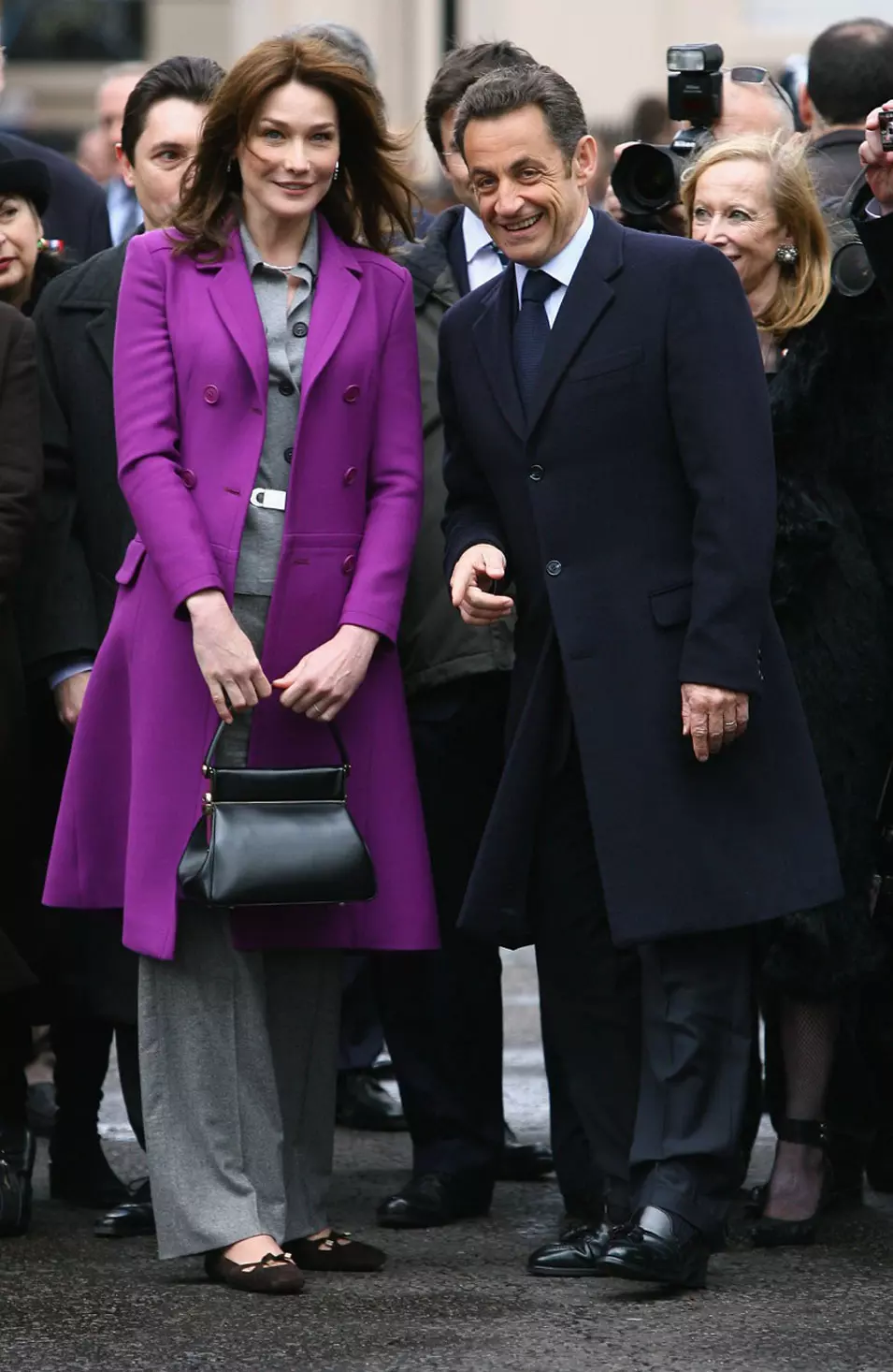 קרלה ברוני סרקוזי ונשיא צרפת ניקולא סרקוזי בטקס הנחת זר בפסל דה גול, 27 מרץ 2008, לונדון, במסגרת ביקור בן יומיים בבירה הבריטית