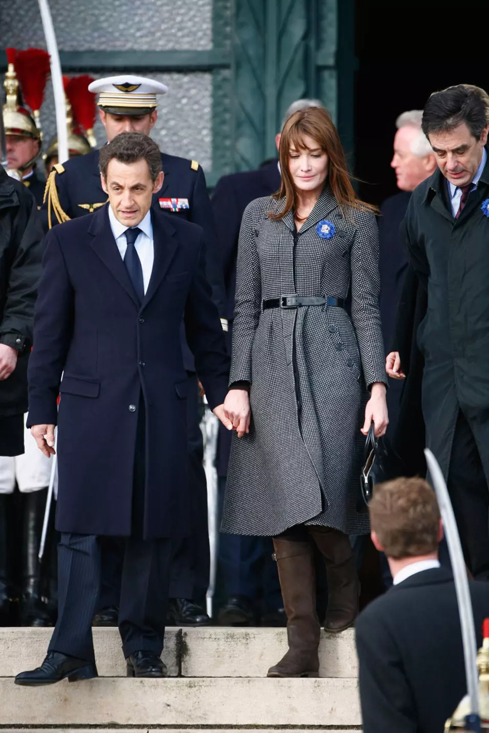 קרלה ברוני סרקוזי והנשיא סרקוזי לאחר טקס זיכרון לחללי מלחמת העולם הראשונה בוורדון, צרפת, 11 נובמבר 2008