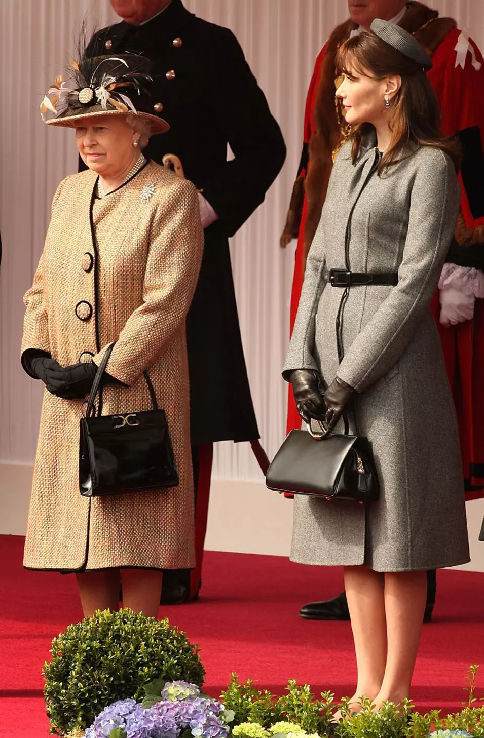 קרלה ברוני סרקוזי ומלכת בריטניה אליזבת השנייה בטקס קבלת פנים בווינדזור, לונדון, 26 מרץ 2008, במסגרת ביקור בן יומיים בבירה הבריטית