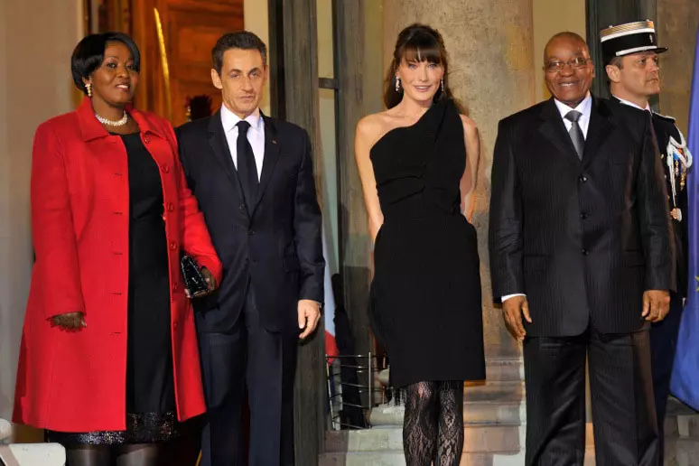 קרלה ברוני סרקוזי והנשיא סרקוזי עם נשיא דרום אפריקה ז'קוב זומה ורעייתו גלוריה בונגי נגמה בארמון האליזה בפריז, 2 מרץ 2012