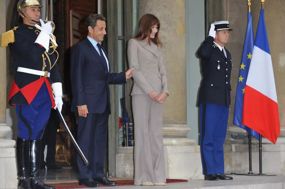 קרלה ברוני סרקוזי והנשיא סרקוזי ממתינים לקבל את פני נסיך הכתר השבדי דניאל בארמון האליזה בפריז, 28 ספטמבר 2010