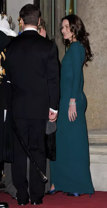 קרלה ברוני סרקוזי מגיעה לארוחת ערב רשמית בארמון האליזה לכבודו של נשיא רוסיה מדוודב המבקר בצרפת, 2 מרץ 2010