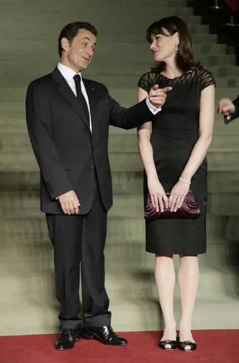 קרלה ברוני סרקוזי והנשיא סרקוזי מגיעים לפתיחת ועידת נאט"ו, באדן באדן, גרמניה, 3 אפריל 2009