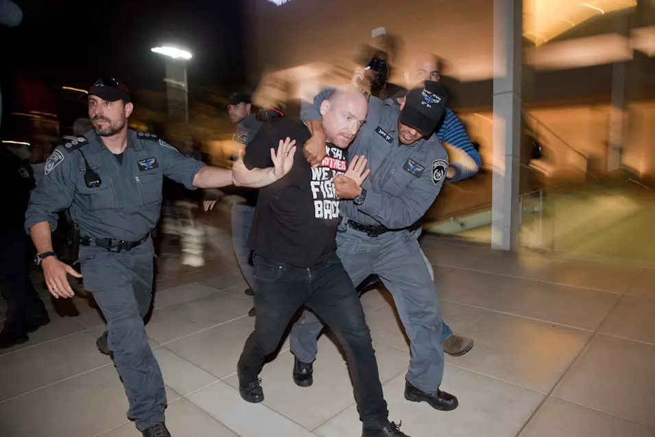מעצרים בהפגנה נגד ממשלת אחדות בכיכר הבימה תל אביב, מאי 2012