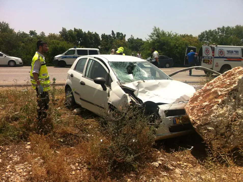 הולך רגל נהרג, אחרת נפצעה קשה, וגם הנהג נפצע קשה. זירת התאונה