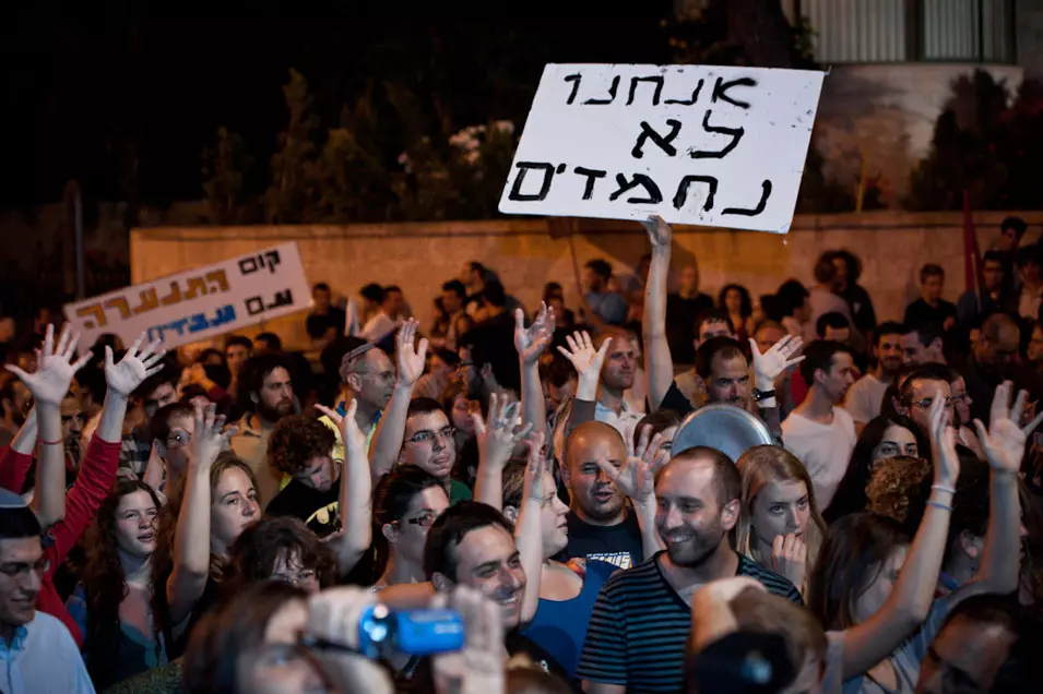 "נחושים, רבים ומאוחדים", כתבה ליף. הפגנה בתל אביב, לפני כחודשיים